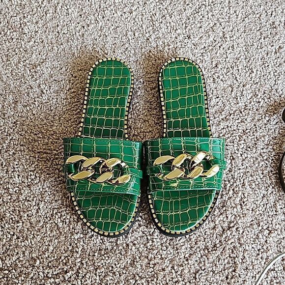 NWOT Emerald green flat outdoor slippers with gold metal chain - Picture 2 of 7